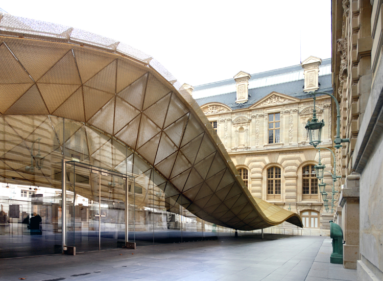 Il Dipartimento di Arti Islamiche, nella Cour Visconti del Museo
del Louvre (Parigi), è caratterizzato da una grande copertura ondulata di colore dorato progettata da Mario Bellini con Rudy Ricciotti (Raffaele Cipollettano, archivio Mario Bellini)